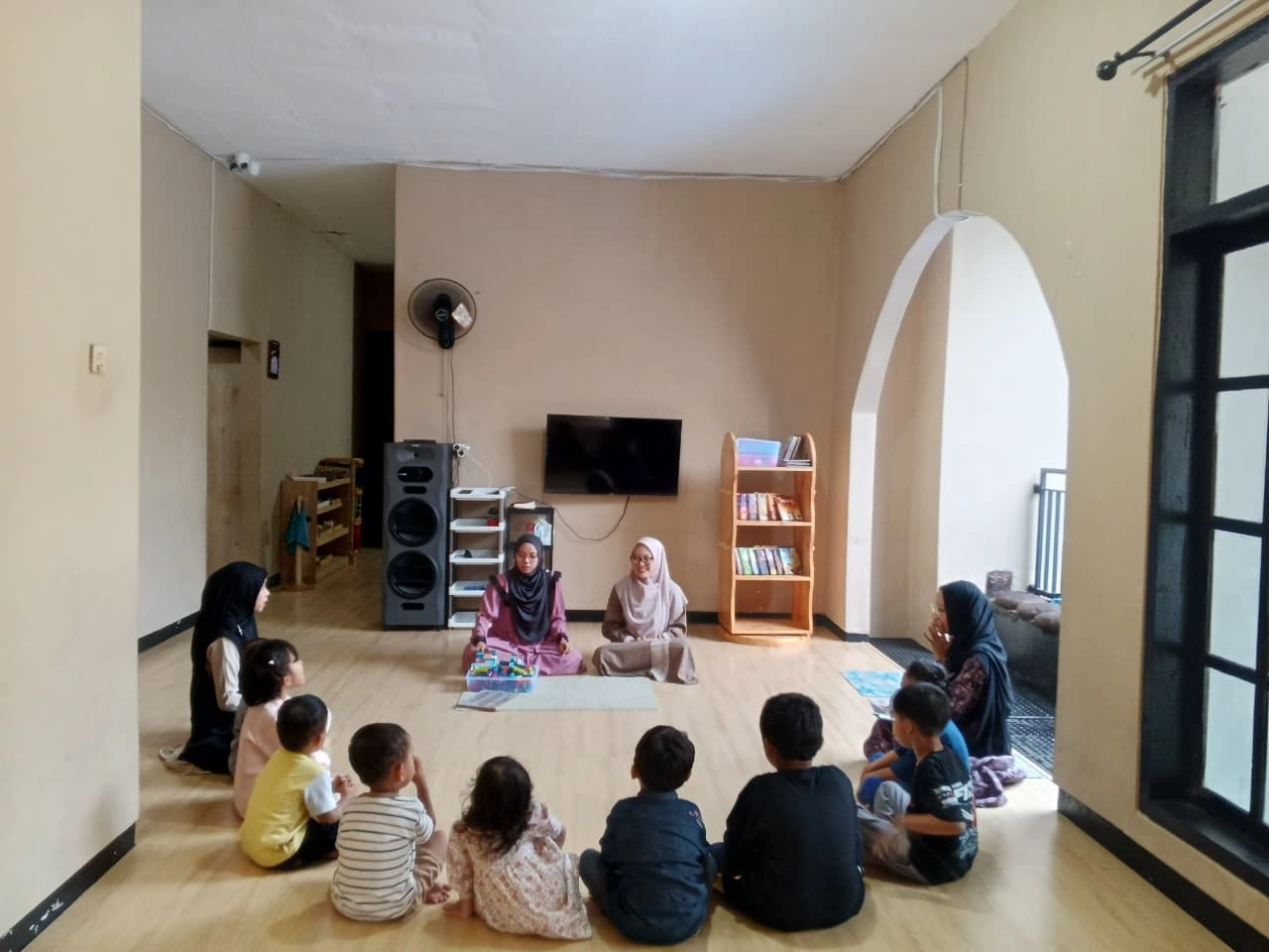 Anak belajar di kelas